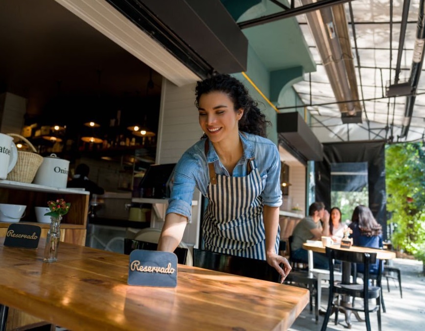 jovem a trabalhar num restaurante no verão