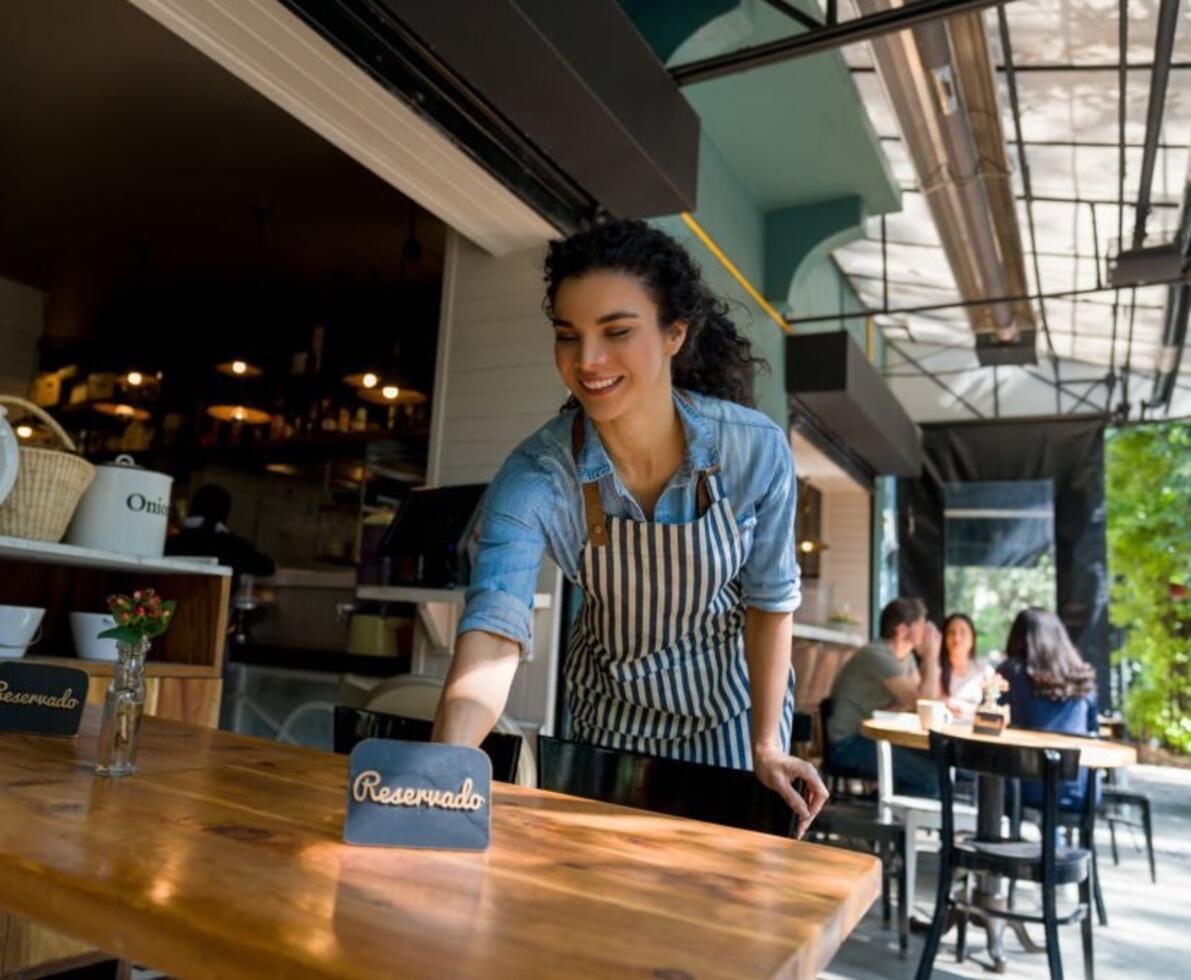 jovem a trabalhar num restaurante no verão