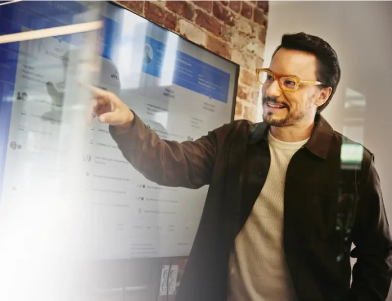 man-pointing-to-a-screen-IA-data